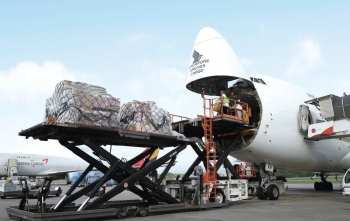 Xung đột Nga – Ukraine làm đội giá vận chuyển hàng không toàn cầu