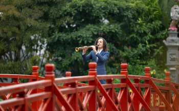 Hà Nội đẹp cổ kính trong MV &apos;Going Home&apos; của nghệ sĩ Kenny G