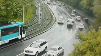 Tai nạn khiến hành khách văng khỏi tàu điện tại Nga